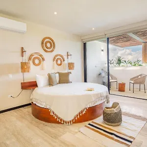  Apartment Penthouse Oasis: Rooftop Pool & Luxury